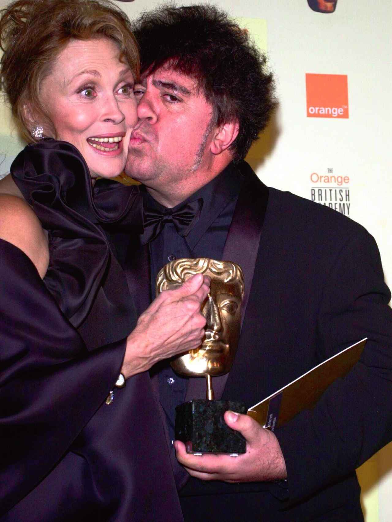 Almodóvar y Faye Dunaway en los BAFTA de 2000.