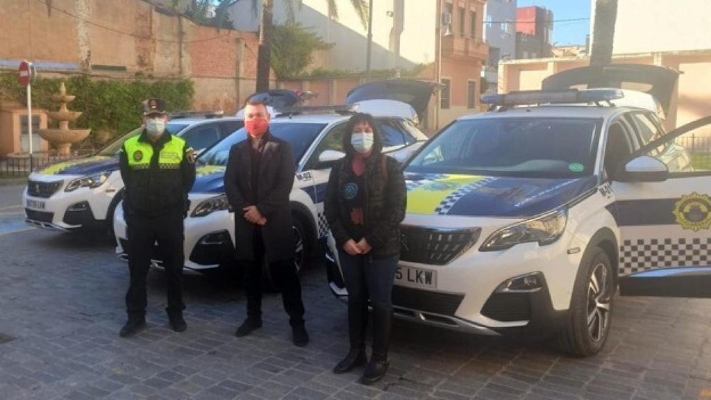 Jesús Monzó (en el centro), durante la presentación de nuevos vehículos de la Policía Local. EE