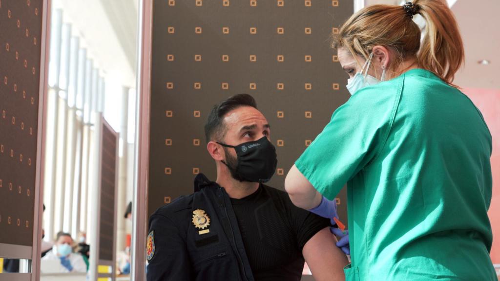 Vacunación de un agente de la Policía Nacional.