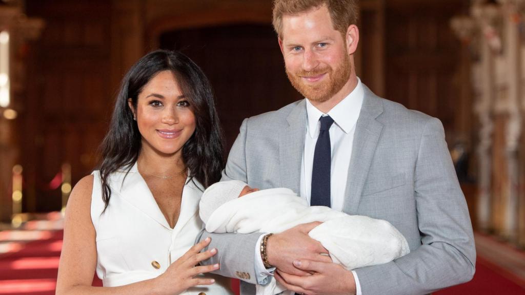 Meghan y Harry junto a su hijo Archie pocos días después de su nacimiento.