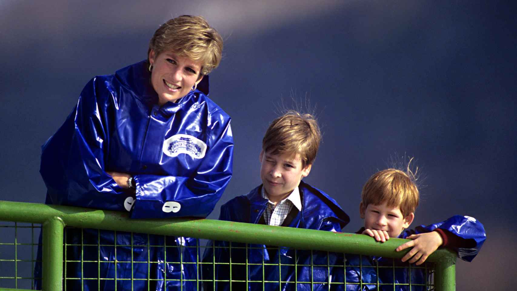 Diana de Gales y sus hijos, Guillermo y Harry, en una imagen de archivo.
