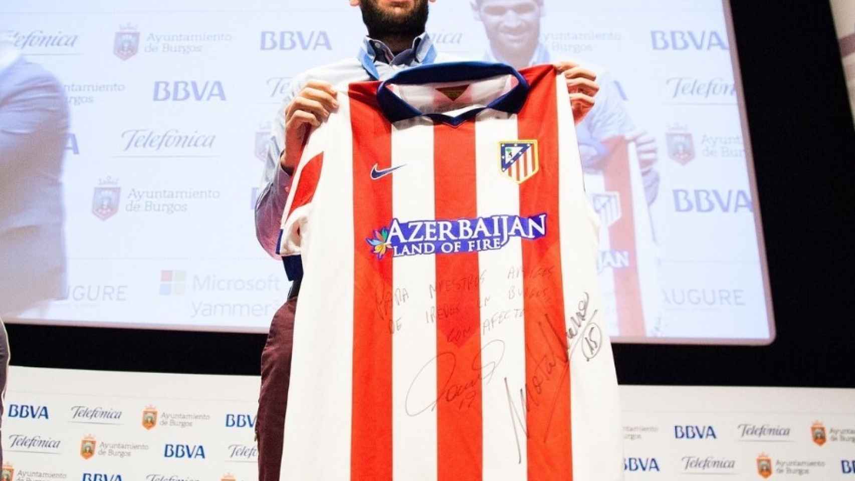 Carlos Matallanas, con una camiseta del Atlético de Madrid