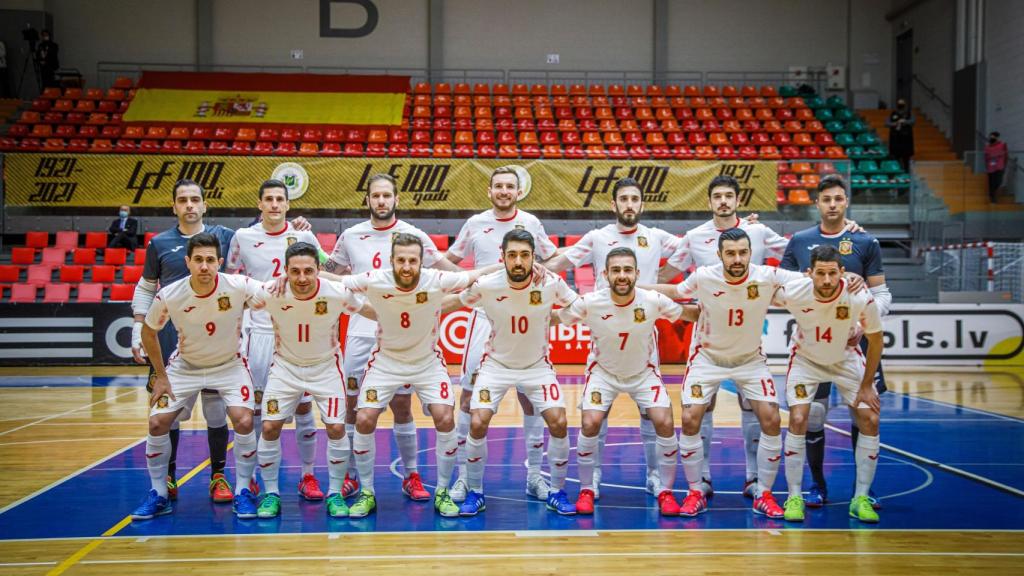 La selección española de fútbol sala posa antes del partido