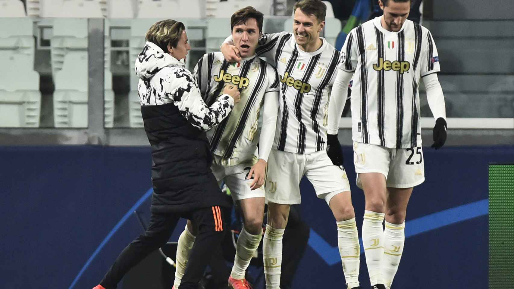 La Juventus celebra el gol de Chiesa