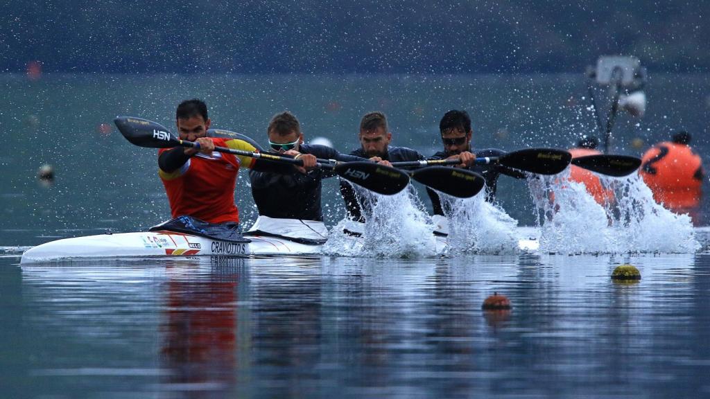 La tripulación formada por Saúl Craviotto, Marcus Cooper Walz, Carlos Arévalo y Rodrigo Germade en el embalse de Trasona