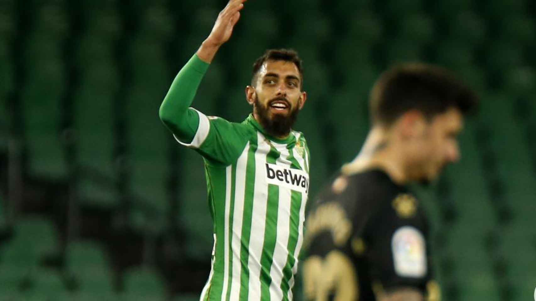 Borja Iglesias celebra su gol con el Betis al Alavés