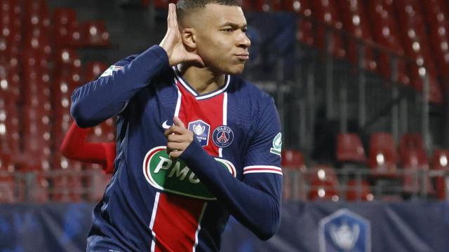 Kylian Mbappé celebra un gol con el PSG en la temporada 2020/2021