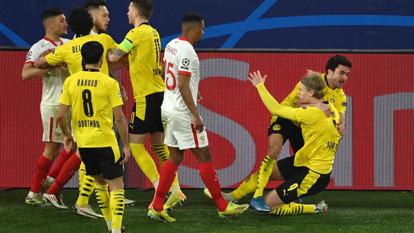 Tangana en el Borussia Dortmund - Sevilla tras el gol de Haaland
