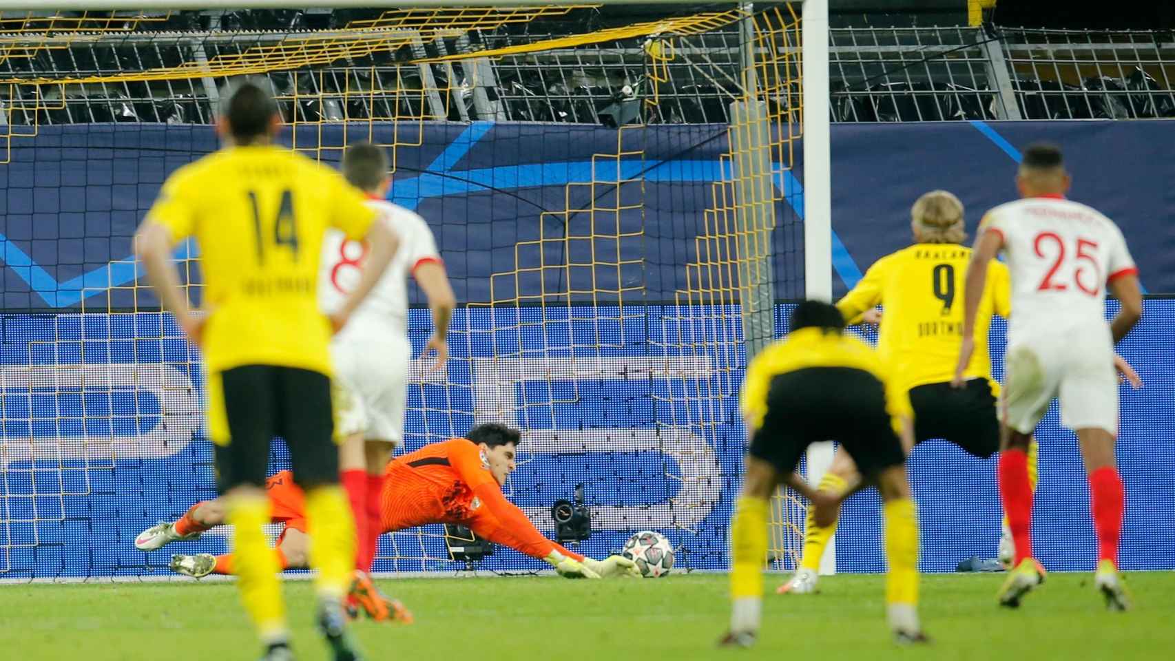 Tangana en el Borussia Dortmund - Sevilla tras el gol de Haaland