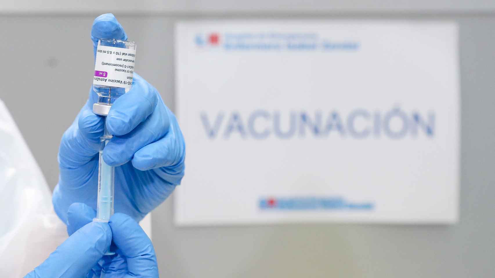 Un vacuna contra la Covid-19, siendo administrada en Madrid.