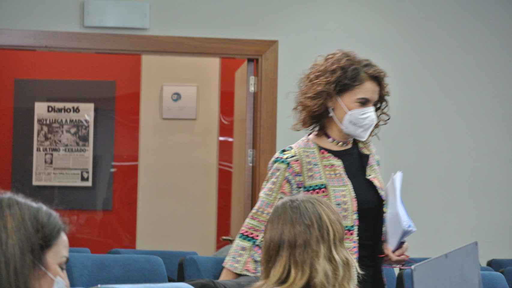 María Jesús Montero, entre periodistas, a su llegada a la sala de prensa del Consejo de Ministros.