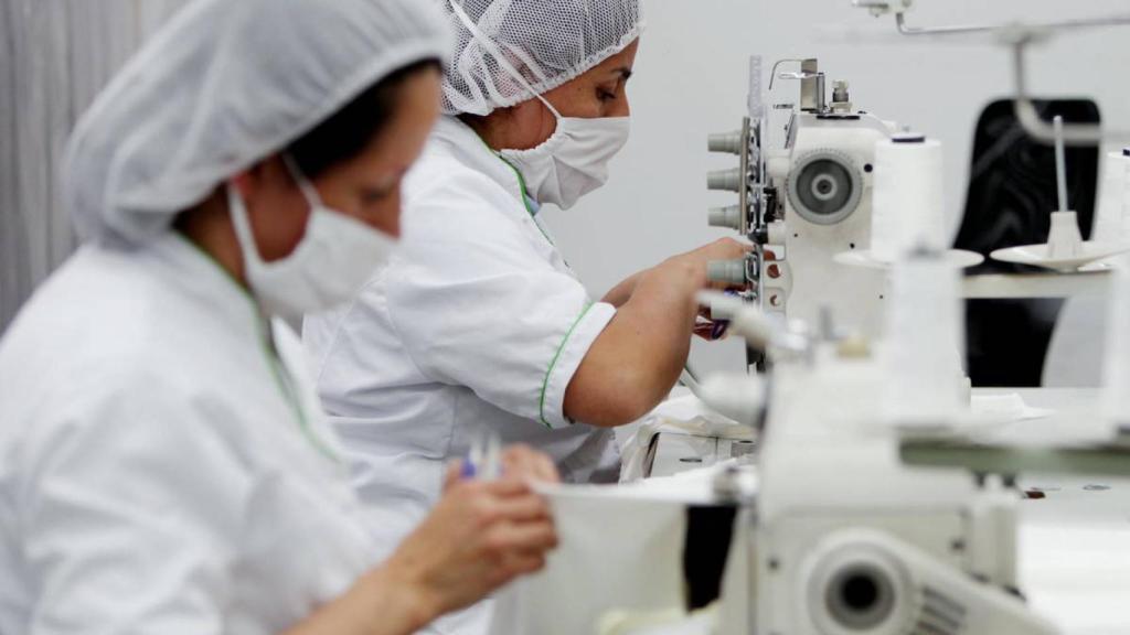 Mujeres trabajando en un laboratorio.