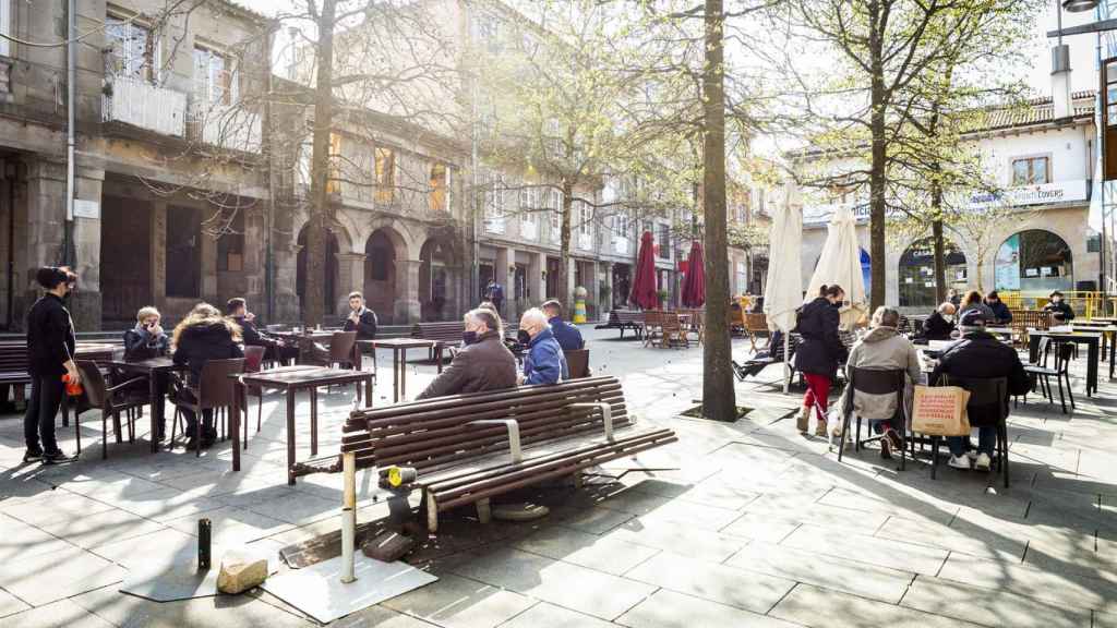 Ambiente en las terrazas durante el primer día de la reapertura del interior de la hostelería en Pontevedra