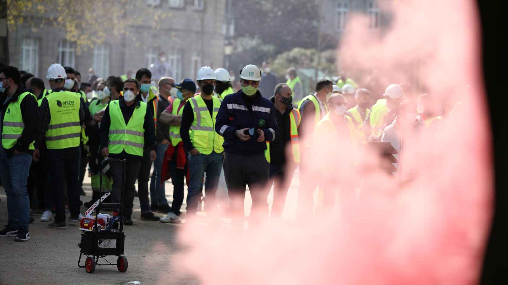 Decenas de trabajadores de la fábrica de Ence se manifiestan por el cierre de la fábrica