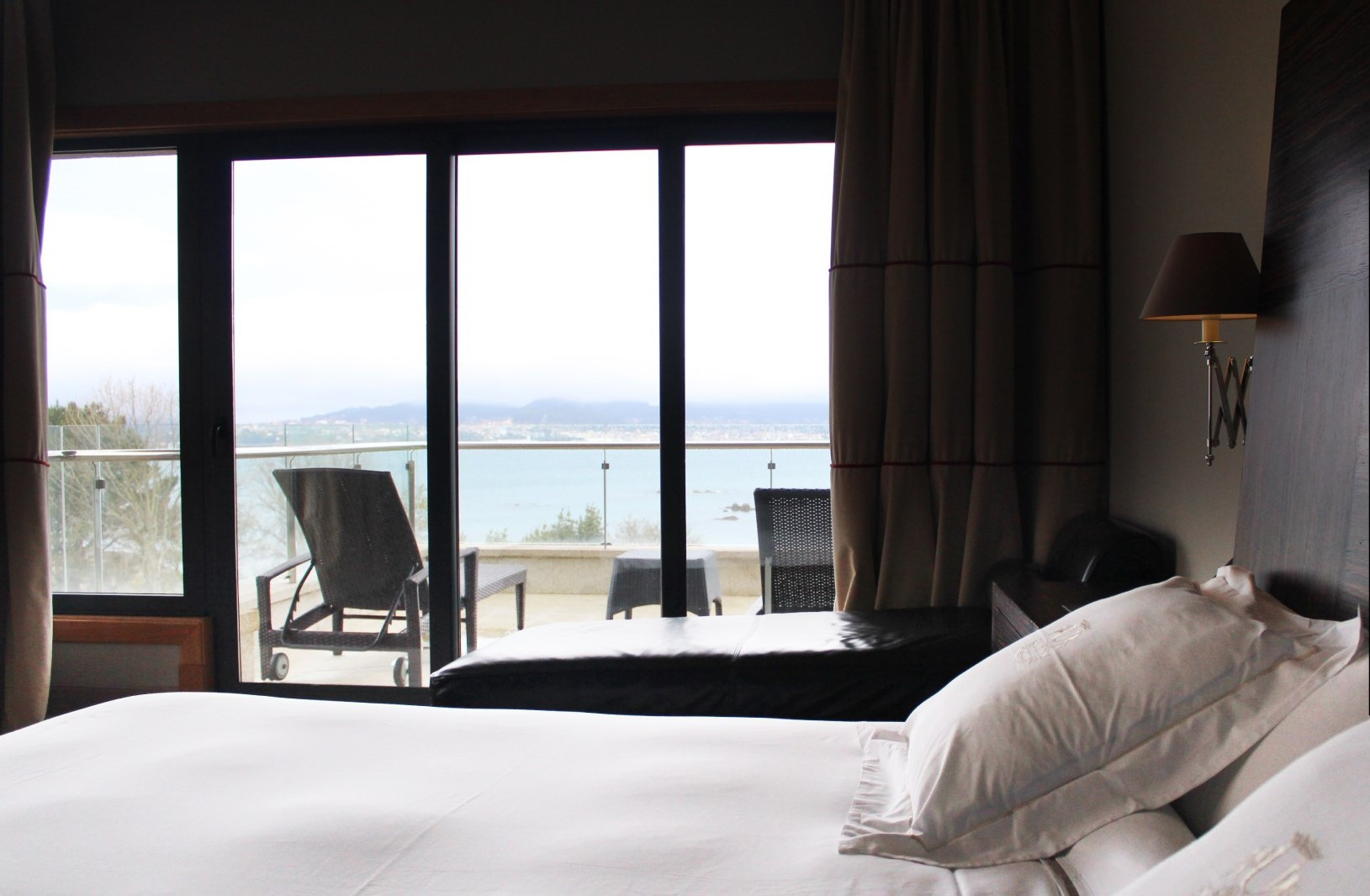 Una de las habitaciones con vistas al mar del Hotel Pazo Los Escudos