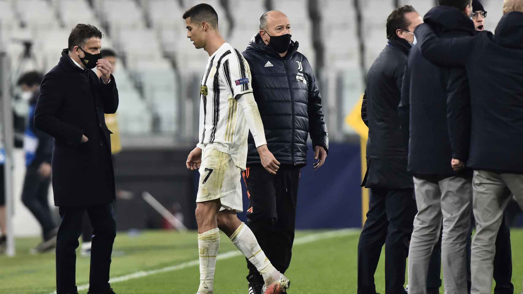 Cristiano Ronaldo, abandonando el terreno de juego del Juventus Stadium