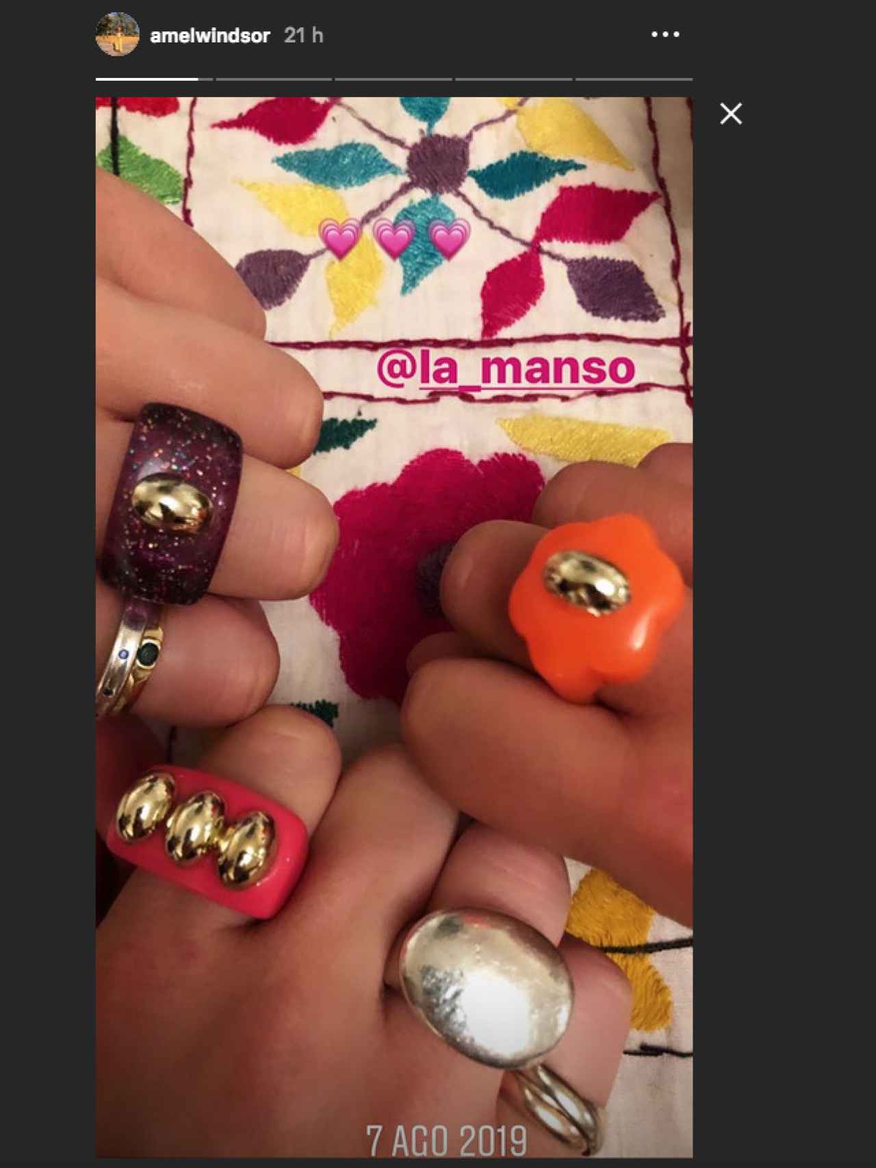 Amelia Windsor muestra sus anillos de La Manso en Instagram.