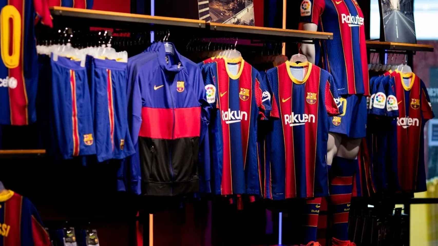 Merchandising del Barça en una tienda del club