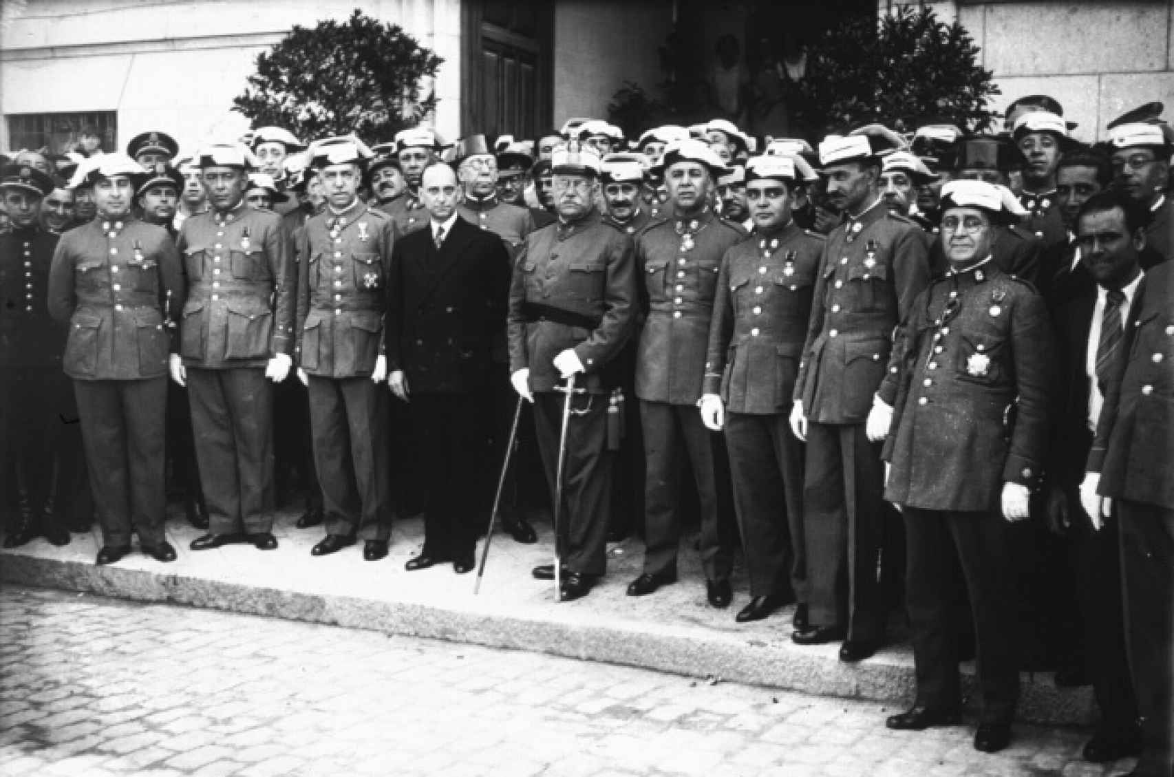 Casares Quiroga, en su etapa de ministro de la Gobernación, rodeado de militares.