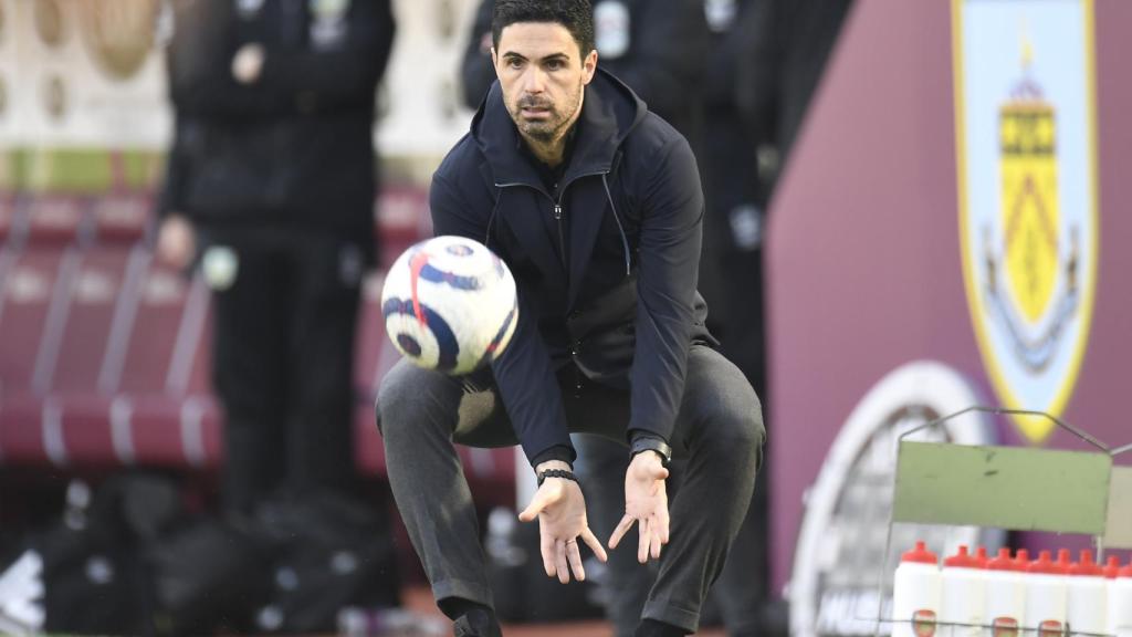 Arteta con el balón en el banquillo del Arsenal