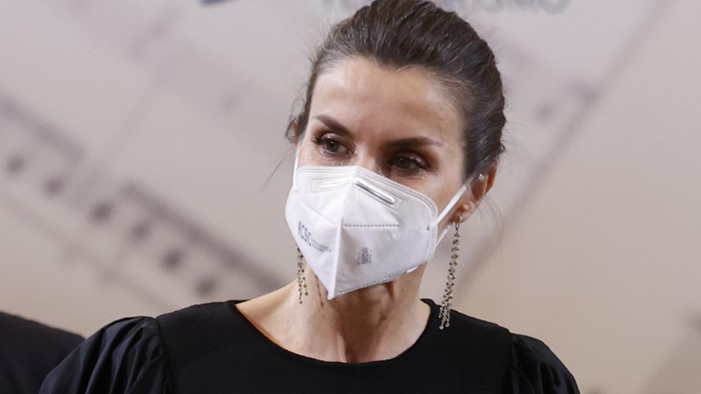 La reina Letizia con pendientes de Tous este miércoles en Madrid.