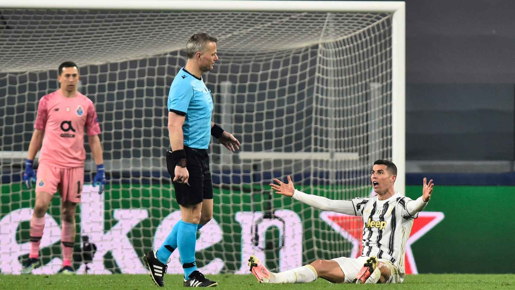 Cristiano Ronaldo protestando ante el árbitro Kuipers