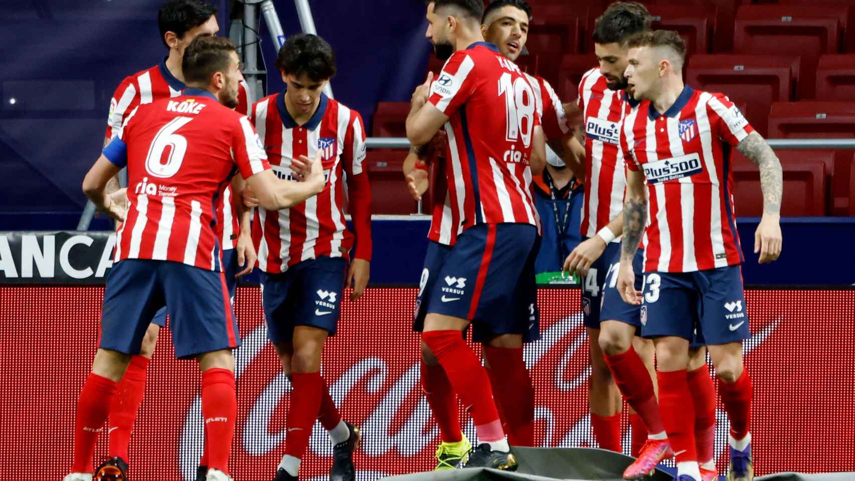 Celebración de los jugadores del Atlético de Madrid del gol de Luis Suárez de penalti