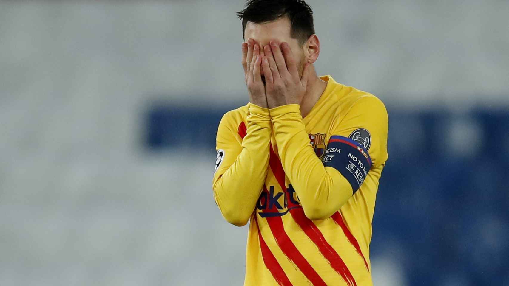 Leo Messi se lamenta después de fallar una ocasión
