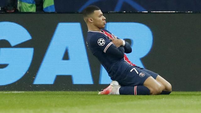 Kylian Mbappé celebra su gol de penalti al Barça