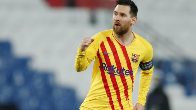 Leo Messi alza el puño para celebrar su gol