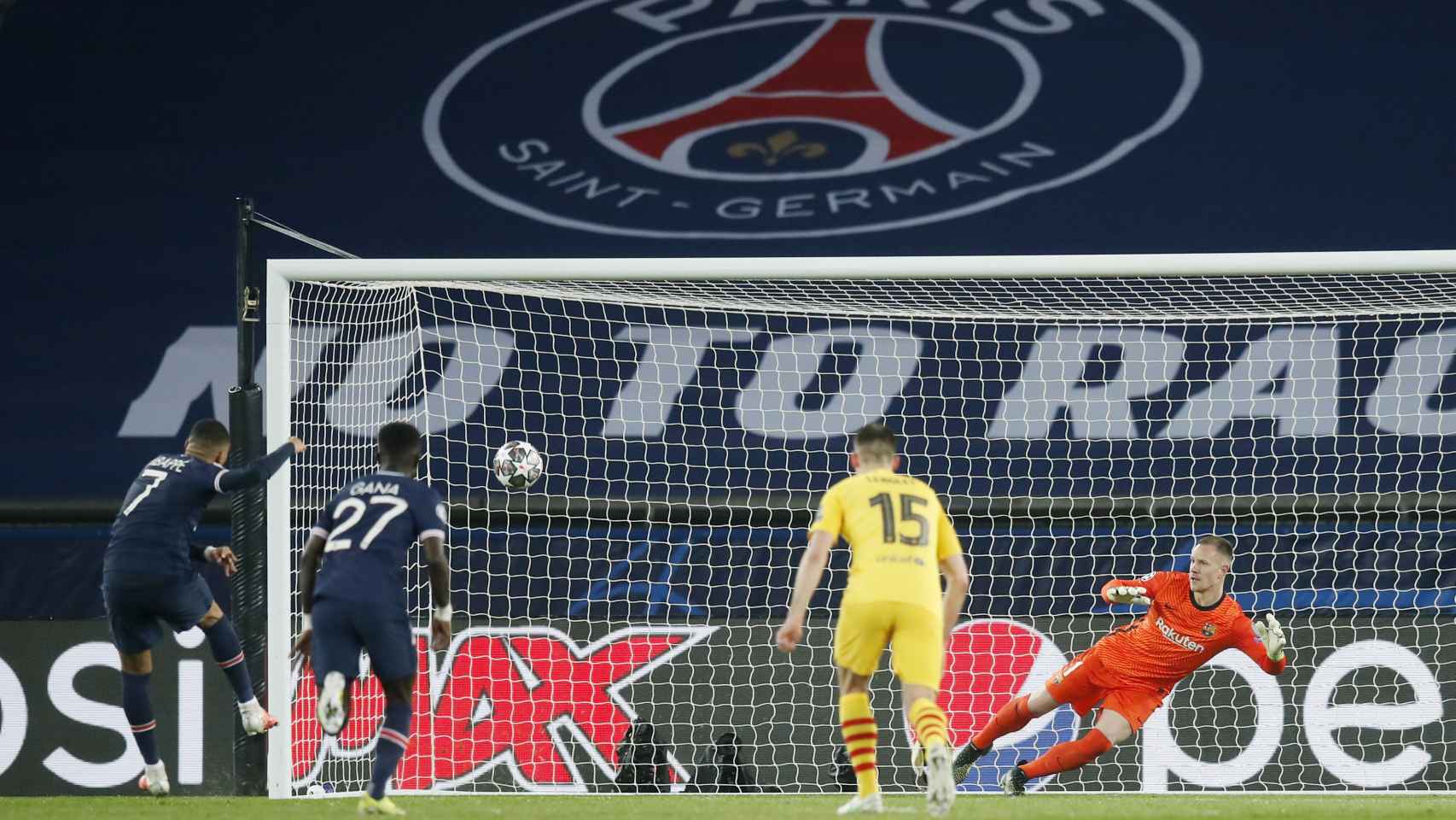 Kylian Mbappé ejecuta el lanzamiento de penalti ante Ter Stegen