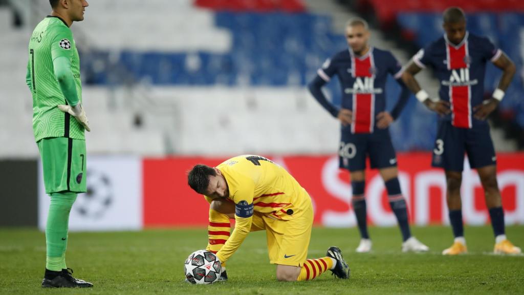 Leo Messi se prepara para tirar el penalti