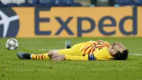Leo Messi, tirado en el suelo tras acabar la primera mitad