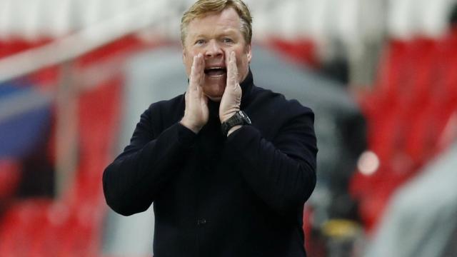 Ronald Koeman da órdenes a sus jugadores desde la banda