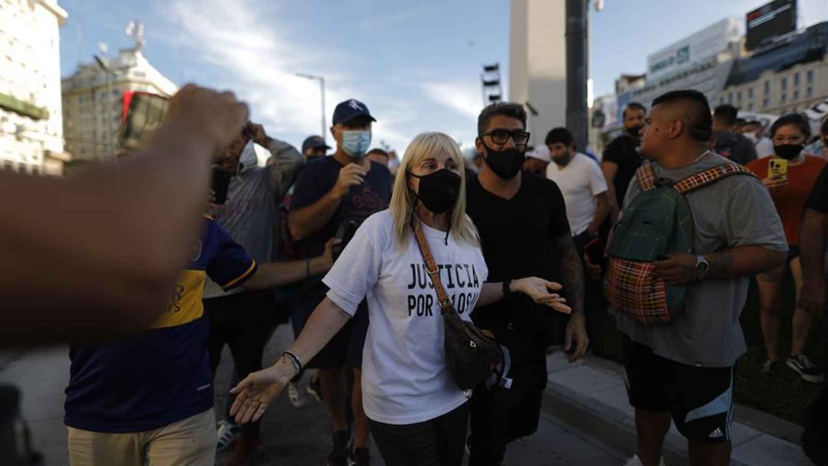 Claudia Villafañe, exmujer de Maradona, con una camiseta pidiendo justicia