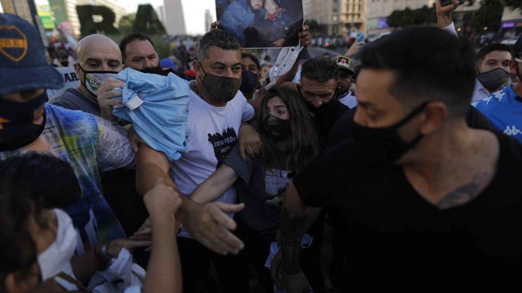 Dalma Maradona, rodeada de aficionados en la marcha por su padre