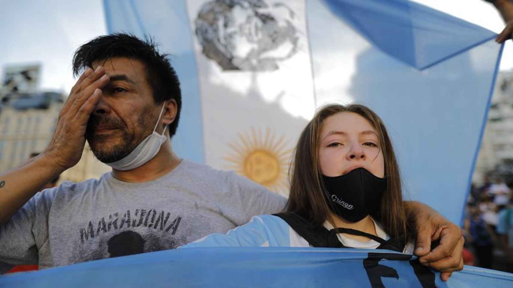 Dos aficionados, emocionados, durante la protesta a favor de Maradona