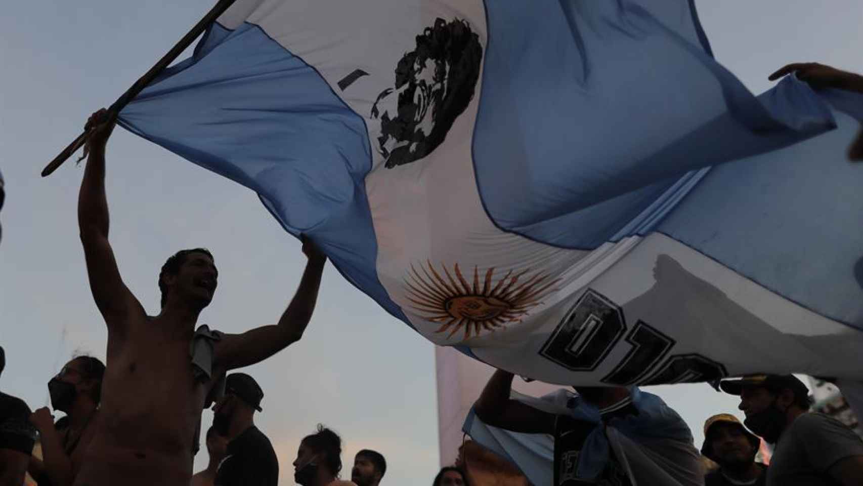 La bandera de Argentina y el rostro de Maradona, durante la manifestación a su favor