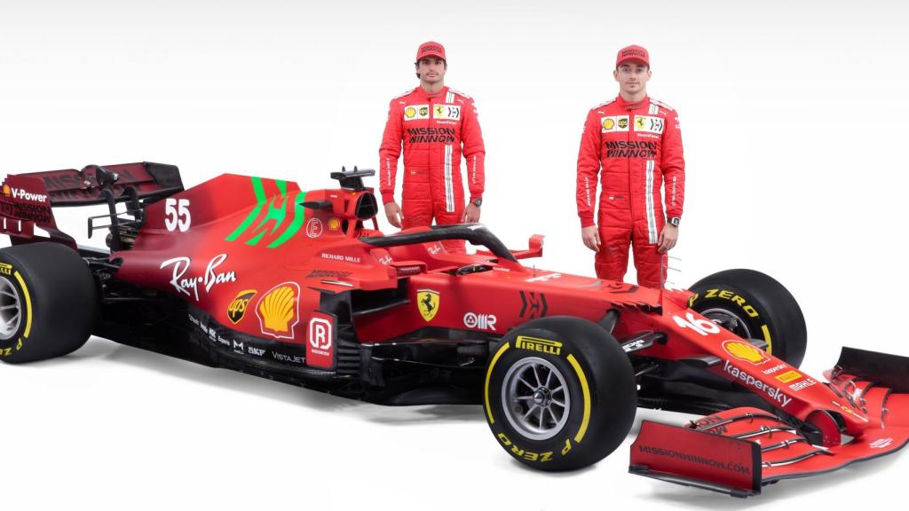 Carlos Sainz y Charles Leclerc con su Ferrari SF21