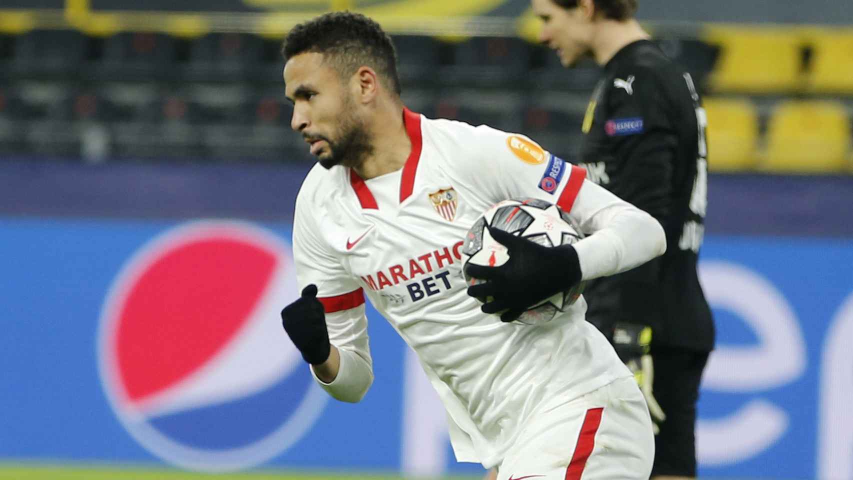 En-Nesyri celebra uno de sus goles con el Sevilla al Borussia Dortmund
