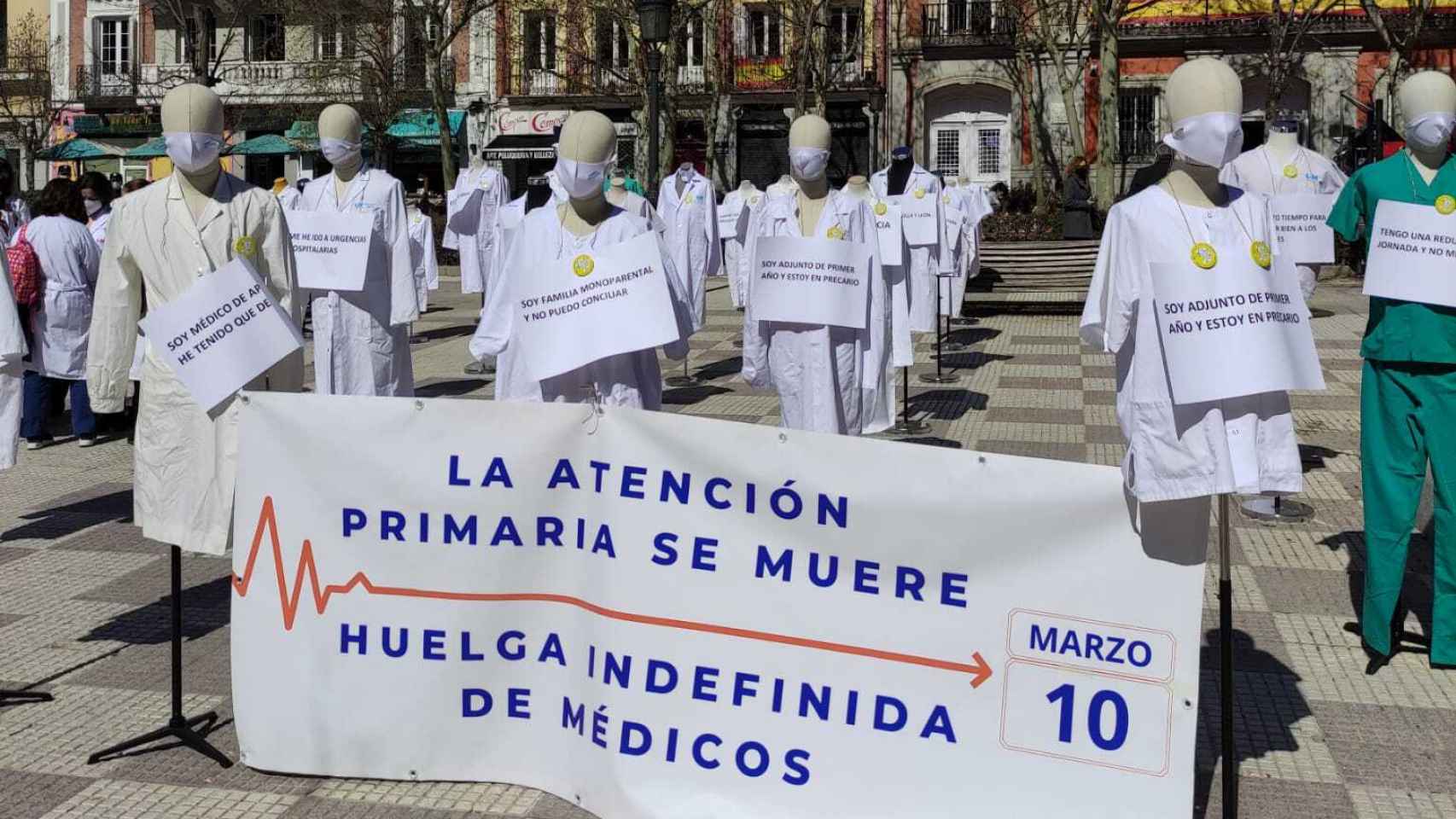Imágenes de una movilización de médicos convocada frente a la sede de la consejería de Hacienda.