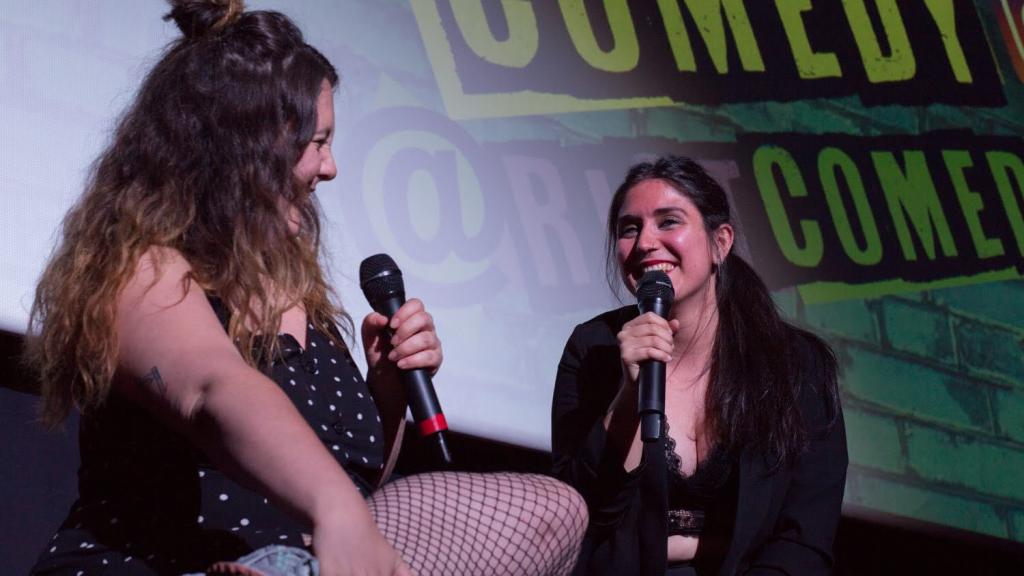 Las cómicas Penny Jay y Roxy Folclórica en el escenario durante un show de 2019.