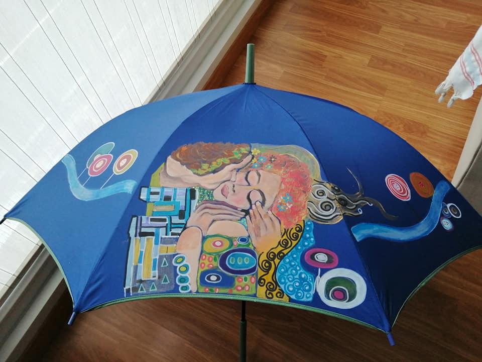 Paraguas inspirado en El Beso, de Gustav Klimt