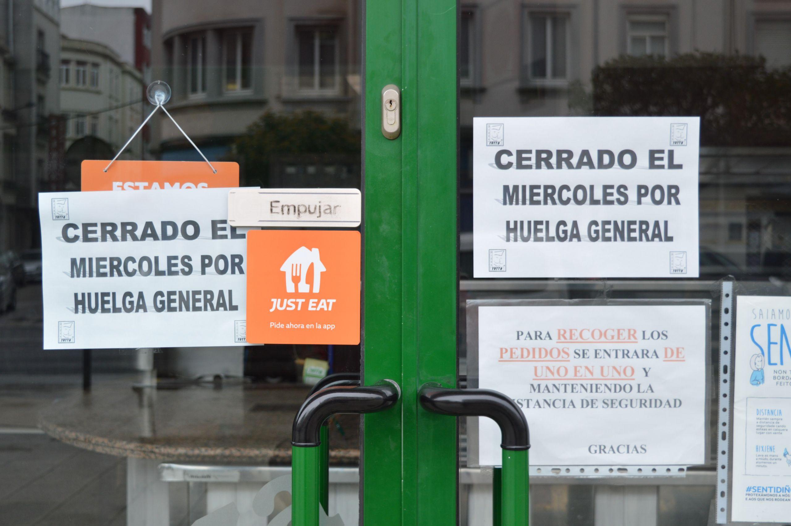 Establecimiento cerrado por la huelga del 10 de marzo en Ferrol.