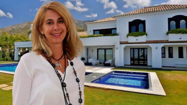 Carmen Janeiro junto al chalet marbellí que tiene en venta, en un montaje de JALEOS.