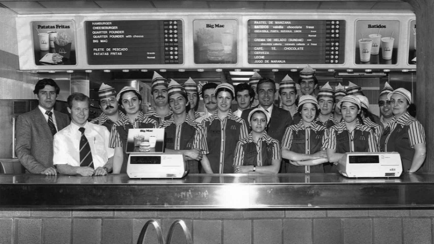 Los trabajadores del primer McDonald's de España, situado en la calle Gran Vía de Madrid.