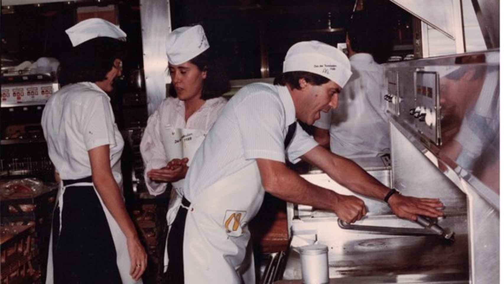 Santiago Gómez en el primer restaurante de McDonald's en 1981.