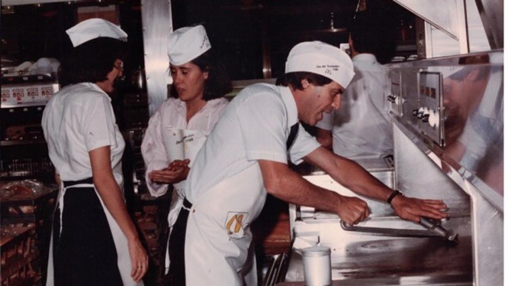 Santiago Gómez en el primer restaurante de McDonald's en 1981.