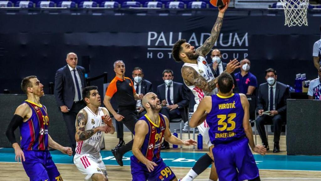 Jeff Taylor penetrando a canasta en el Real Madrid - Barcelona de Euroliga