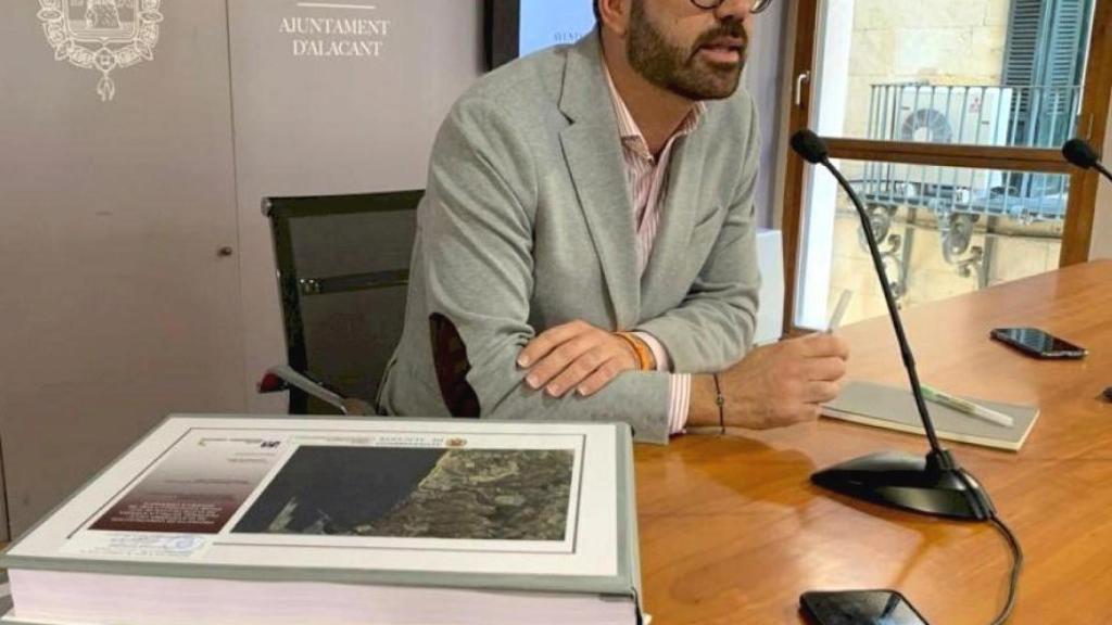 El concejal de Urbanismo de Alicante, Adrián Santos (Cs), en una rueda de prensa.